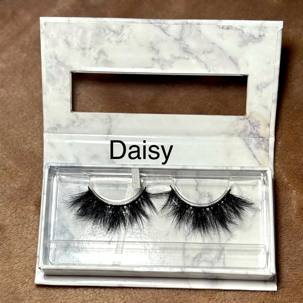 Daisy Luxurious Black Eyelashes